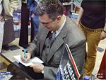 В. Злотников подписывает книжки для Архивов Кубикуса